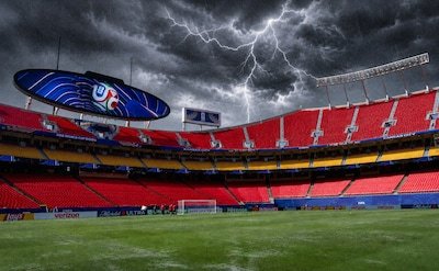 het-arrowhead-stadium-in-kansas-city-bliksemachtergrond-en-regeneffecten-gemaakt-met-ai.jpeg