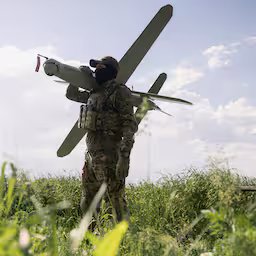 hoe-een-amsterdamse-start-up-de-spil-werd-in-de-oekraiense-droneoorlog.jpg