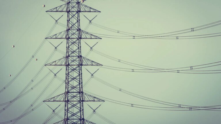 imagen-de-una-torre-electrica-de-alta-tension.jpeg