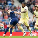 jurgen-locadia-namens-curacao-in-actie-tegen-schotland.webp