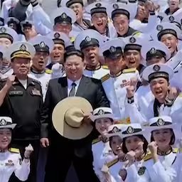 kim-jong-un-neemt-schip-in-gebruik-terwijl-matrozen-in-het-gelid-staan.jpg
