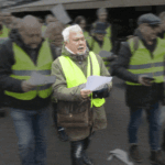 mensen-demonstreren-in-gele-hesjes-op-het-binnenhof-in-navolging-van-de-demonstraties-in-frankrijk-e.gif