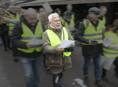 mensen-demonstreren-in-gele-hesjes-op-het-binnenhof-in-navolging-van-de-demonstraties-in-frankrijk-e.gif