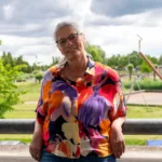 nlbeeld-etten-leur-corine-roks-pix4profs-alma-verbeeten-op-haar-balkon-met-daarachter-haar-beschermm.webp