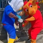 peruaanse-agenten-doen-inval-verkleed-als-wk-mascottes.jpg