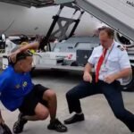 piloot-van-curacaos-elftal-doet-dansje-met-fan-in-florida.jpg