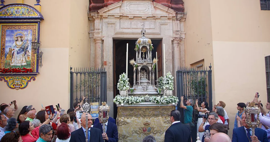 salida-custodia-triana-U00580623107luT-1200x630@diario_abc.png