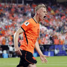 scorende-van-hecke-evenaart-zijn-oom-in-oranje-hij-leeft-enorm-mee.jpg