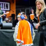 serie-afgekocht-adr-dg20250424-1548-arnhem-al-wat-publiek-bij-festival-de-buitenkroeg-voor-koningsna.webp