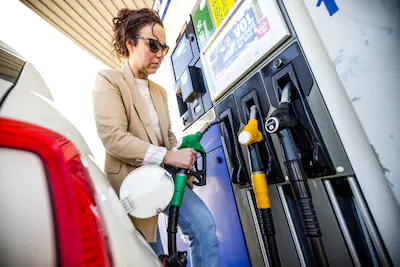 serie-afgekocht-adr-mierlo-een-vrouw-tankt-benzine-bij-een-onbemand-tango-tankstation-in-mierlo-door.webp