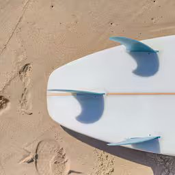 surfer-overleden-op-strand-in-ouddorp-werd-bewusteloos-in-het-water-gevonden.jpg