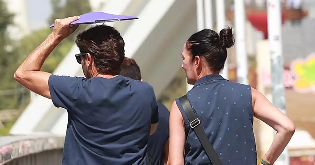 turistas-calor-sevilla-U41708748454XRa-1200x630@diario_abc.png
