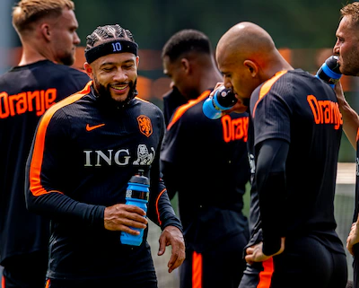 uitzwaaitraining-nederlands-elftal-wk-2026-op-de-knvb-campus-in-zeist-memphis-depay-en-donyell-malen.webp