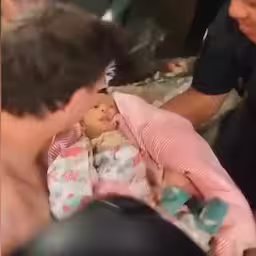 venezolanen-redden-baby-32-uur-na-aardbevingen-uit-puin.jpg