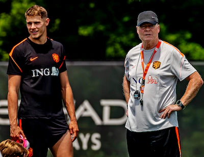 wk-voetbal-2026-micky-van-de-ven-met-ronald-koeman-foto-pim-ras.webp