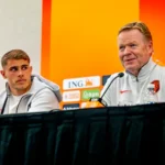 wk-voetbal-2026-op-zondag-na-de-training-zitten-ronald-koeman-en-micky-van-de-ven-achter-de-microfoo.webp