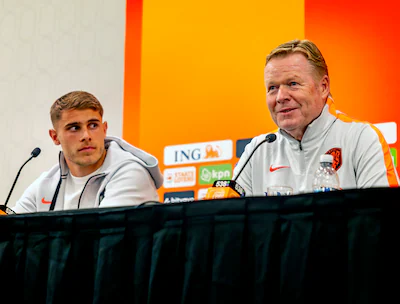 wk-voetbal-2026-op-zondag-na-de-training-zitten-ronald-koeman-en-micky-van-de-ven-achter-de-microfoo.webp