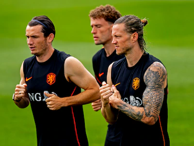 wk-voetbal-2026-tunesie-nederland-training-daags-na-tunesie-wisselspelers-marten-de-roon-mats-wieffe.webp