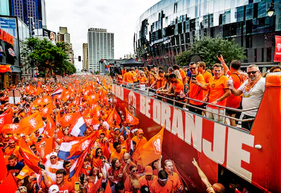 wk-voetbal-2026-usa-tunesie-nederland-de-oranjemars-gaat-met-heel-veel-mensen-dioor-het-centrum-van.webp