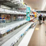 zwijndrecht-schappen-waar-normaal-waterflessen-staan-zijn-uitverkocht-in-supermarkten-in-drechtstede.webp