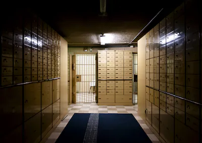 2026-07-03-10-03-03-rotterdam-het-interieur-van-de-kluis-tijdens-een-schouw-in-het-erasmushuis-aan-d.webp