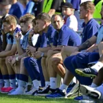 2026-07-10-18-17-36-hulshorst-daley-blind-van-ajax-op-de-bank-tijdens-een-oefenwedstrijd-tussen-ajax.webp