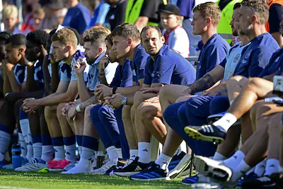 2026-07-10-18-17-36-hulshorst-daley-blind-van-ajax-op-de-bank-tijdens-een-oefenwedstrijd-tussen-ajax.webp
