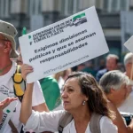 EuropaPress_4668598_persona_sostiene_cartel_concentracion_tren_digno_extremadura_frente201-U64234.webp