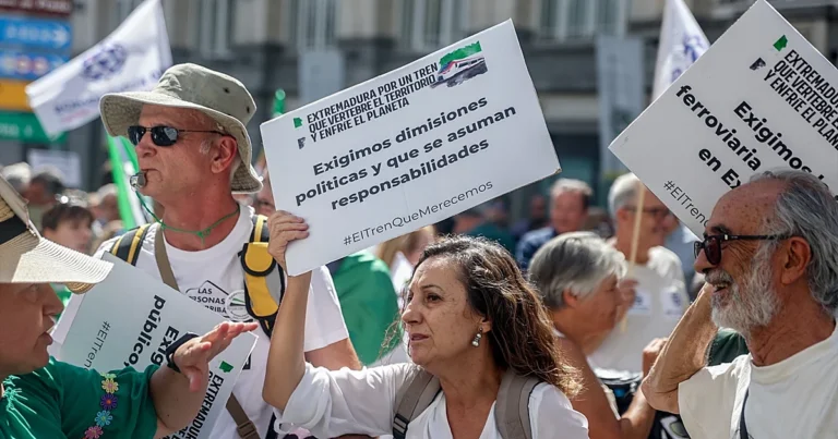 EuropaPress_4668598_persona_sostiene_cartel_concentracion_tren_digno_extremadura_frente201-U64234.webp