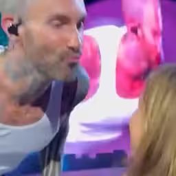 adam-levine-geeft-dochter-een-kus-tijdens-concert-in-londen.jpg