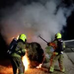 brandweer-trekt-brandende-hooibalen-uit-elkaar-bij-sprang-capelle.jpg