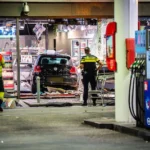 de-auto-belandde-in-het-tankstation.webp