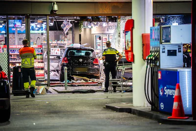 de-auto-belandde-in-het-tankstation.webp