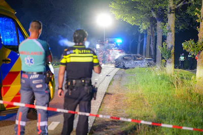 de-auto-vloog-na-het-ongeluk-in-brand.webp