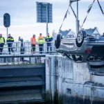 de-auto-werd-met-een-kraan-uit-het-water-gehaald.webp