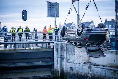 de-auto-werd-met-een-kraan-uit-het-water-gehaald.webp