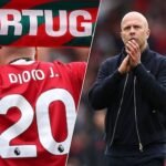 een-portugese-supporter-met-een-shirt-van-diogo-jota-arne-slot.jpeg