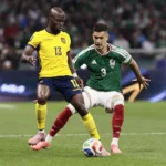 epa13076775-cesar-montes-r-of-mexico-in-action-against-enner-valencia-of-ecuador-during-the-fifa-wor.webp