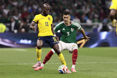 epa13076775-cesar-montes-r-of-mexico-in-action-against-enner-valencia-of-ecuador-during-the-fifa-wor.webp