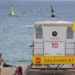 estacion-de-salvamento-en-la-playa-del-bogatell-a-9-de-julio-de-2025-en-barcelona-catalunya-espana-d.webp