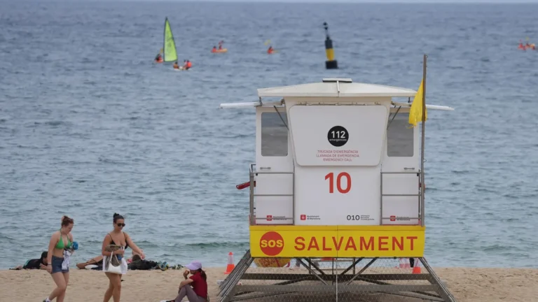 estacion-de-salvamento-en-la-playa-del-bogatell-a-9-de-julio-de-2025-en-barcelona-catalunya-espana-d.webp