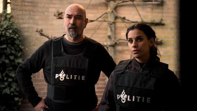 flikken-rotterdam-serie-nl-2025-s08e08-autonoom-caption-cees-geel-as-stan-vroom-en-ortal-vriend-as-n.webp