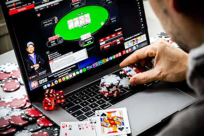 illustratie-een-laptop-met-een-online-pokerspel-ruim-1-8-miljoen-nederlanders-gaven-in-2018-aan-wele.webp