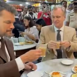matt-damon-en-tom-holland-drinken-chai-met-nolan-in-indiaas-cafe.jpg