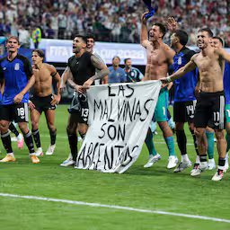 spelers-argentinie-overtreden-fifa-regels-met-spandoek-over-falklandeilanden.jpg
