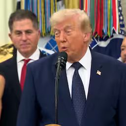 trump-over-rel-rond-rode-kaart-de-scheidrechter-is-een-beetje-verdacht.jpg